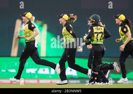 Sydney, Australien. März 2020. Australien feiert ein Wicket während des T20-WM-Halbfinalspiels Der Frauen zwischen Australien und Südafrika im Sydney Cricket Ground, Sydney, Australien am 5. März 2020. Foto von Peter Dovgan. Nur redaktionelle Nutzung, Lizenz für kommerzielle Nutzung erforderlich. Keine Verwendung bei Wetten, Spielen oder einer einzelnen Club-/Liga-/Spielerpublikationen. Kredit: UK Sports Pics Ltd/Alamy Live News Stockfoto