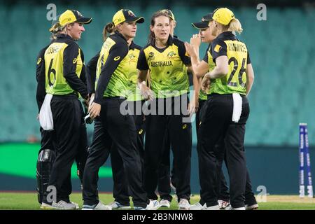 Sydney, Australien. März 2020. Megan Schutt von Australia Bowls Dane van Niekerk von South Africaduring das Halbfinalspiel Der T20-Weltmeisterschaft Der Frauen zwischen Australien und Südafrika im Sydney Cricket Ground, Sydney, Australien am 5. März 2020. Foto von Peter Dovgan. Nur redaktionelle Nutzung, Lizenz für kommerzielle Nutzung erforderlich. Keine Verwendung bei Wetten, Spielen oder einer einzelnen Club-/Liga-/Spielerpublikationen. Kredit: UK Sports Pics Ltd/Alamy Live News Stockfoto