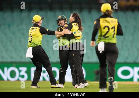 Sydney, Australien. März 2020. Megan Schutt von Australia Bowls Dane van Niekerk von South Africaduring das Halbfinalspiel Der T20-Weltmeisterschaft Der Frauen zwischen Australien und Südafrika im Sydney Cricket Ground, Sydney, Australien am 5. März 2020. Foto von Peter Dovgan. Nur redaktionelle Nutzung, Lizenz für kommerzielle Nutzung erforderlich. Keine Verwendung bei Wetten, Spielen oder einer einzelnen Club-/Liga-/Spielerpublikationen. Kredit: UK Sports Pics Ltd/Alamy Live News Stockfoto