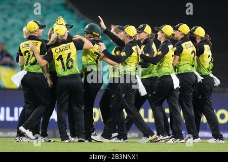 Sydney, Australien. März 2020. Australien feiert ein Wicket während des T20-WM-Halbfinalspiels Der Frauen zwischen Australien und Südafrika im Sydney Cricket Ground, Sydney, Australien am 5. März 2020. Foto von Peter Dovgan. Nur redaktionelle Nutzung, Lizenz für kommerzielle Nutzung erforderlich. Keine Verwendung bei Wetten, Spielen oder einer einzelnen Club-/Liga-/Spielerpublikationen. Kredit: UK Sports Pics Ltd/Alamy Live News Stockfoto