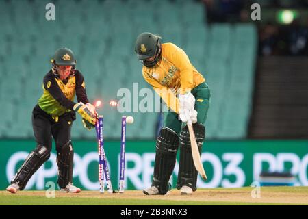 Sydney, Australien. März 2020. Megan Schutt von Australia Bowls Dane van Niekerk von South Africaduring das Halbfinalspiel Der T20-Weltmeisterschaft Der Frauen zwischen Australien und Südafrika im Sydney Cricket Ground, Sydney, Australien am 5. März 2020. Foto von Peter Dovgan. Nur redaktionelle Nutzung, Lizenz für kommerzielle Nutzung erforderlich. Keine Verwendung bei Wetten, Spielen oder einer einzelnen Club-/Liga-/Spielerpublikationen. Kredit: UK Sports Pics Ltd/Alamy Live News Stockfoto