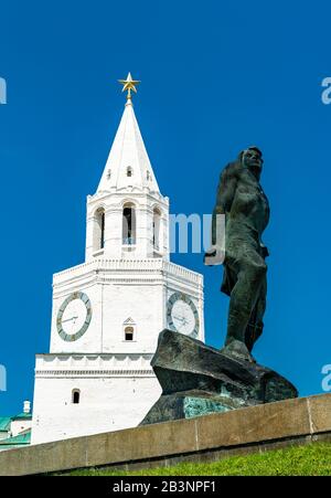 Statue von Musa Calil und dem Spasskaja-Turm des Kasaner Kreml in Russland Stockfoto