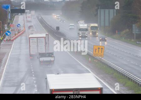 Ashford, Kent, Großbritannien. März 2020. Wetter in Großbritannien: Das Met-Büro hat eine gelbe Warnung für starken Regen herausgegeben, der zu Überschwemmungen und Reiseunterbrechungen führen kann. Die M20 South, die nach Dover durchgebunden ist, ist im strömenden Regen mit starkem Verkehr beschäftigt. © Paul Lawrenson 2020, Photo Credit: Paul Lawrenson/Alamy Live News Stockfoto