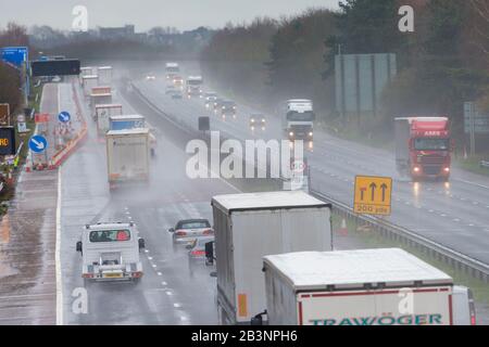 Ashford, Kent, Großbritannien. März 2020. Wetter in Großbritannien: Das Met-Büro hat eine gelbe Warnung für starken Regen herausgegeben, der zu Überschwemmungen und Reiseunterbrechungen führen kann. Die M20 South, die nach Dover durchgebunden ist, ist im strömenden Regen mit starkem Verkehr beschäftigt. © Paul Lawrenson 2020, Photo Credit: Paul Lawrenson/Alamy Live News Stockfoto