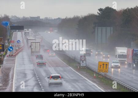 Ashford, Kent, Großbritannien. März 2020. Wetter in Großbritannien: Das Met-Büro hat eine gelbe Warnung für starken Regen herausgegeben, der zu Überschwemmungen und Reiseunterbrechungen führen kann. Die M20 South, die nach Dover durchgebunden ist, ist im strömenden Regen mit starkem Verkehr beschäftigt. © Paul Lawrenson 2020, Photo Credit: Paul Lawrenson/Alamy Live News Stockfoto