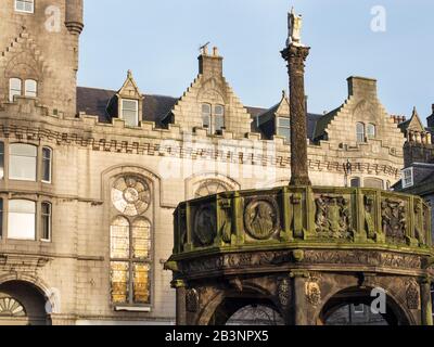 Das Mercat Cross in der Castle Street mit der Zitadelle Der Heilsarmee hinter Aberdeen Scotland Stockfoto