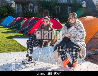 Cork City, Cork, Irland. März 2020. Die Studenten Maggie Barrett und Briana Crosse vom University College Cork protestieren am Quad am University College Cork an den Universitäten und entscheiden sich dafür, die Mieten in den letzten Jahren zum dritten Mal zu erhöhen. Die Studenten fordern, dass die jüngste Mieterhöhung von 3% rückgängig gemacht wird und dass ein Mietstopp für alle UCC-eigenen Unterkünfte für einen Zeitraum von 3 Jahren durchgeführt wird. - Credit; David Creedon / Alamy Live News Stockfoto