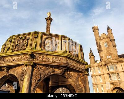 Das Mercat Cross in der Castle Street mit der Zitadelle Der Heilsarmee hinter Aberdeen Scotland Stockfoto