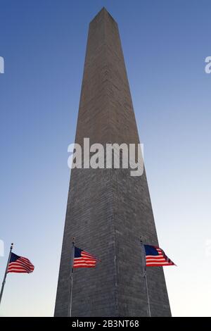Blick auf den Wahrzeichen des Washington Monument Obelisk in Washington, DC mit amerikanischer Flagge Stockfoto