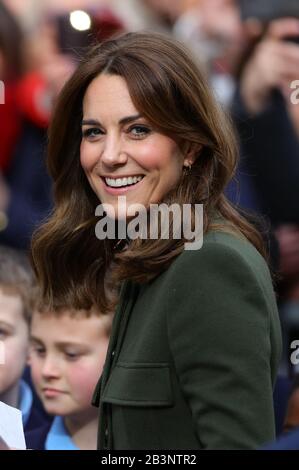 Die Duchess of Cambridge trifft nach einem Besuch in einem traditionellen irischen Pub im Stadtzentrum von Galway am dritten Tag ihres Besuchs in der Republik Irland auf lokale Galwegianer. Stockfoto