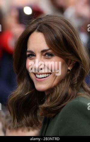 Die Duchess of Cambridge trifft nach einem Besuch in einem traditionellen irischen Pub im Stadtzentrum von Galway am dritten Tag ihres Besuchs in der Republik Irland auf lokale Galwegianer. Stockfoto
