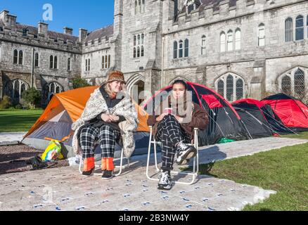 Cork City, Cork, Irland. März 2020. Die Studenten Briana Crosse und Maggie Barrett vom University College Cork protestieren auf dem Quad am University College Cork an den Universitäten entschieden sich, die Mieten in den letzten Jahren zum dritten Mal zu erhöhen. Die Studenten fordern, dass die jüngste Mieterhöhung von 3% rückgängig gemacht wird und dass ein Mietstopp für alle UCC-eigenen Unterkünfte für einen Zeitraum von 3 Jahren durchgeführt wird. - Bild; David Creedon / Anzenberger Stockfoto