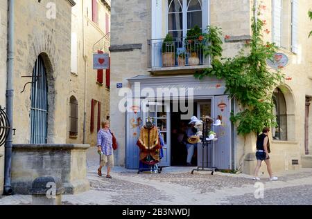 Weibliche Tourits Schlendern Durch die Alten Straßen im Historischen Viertel von Uzès im Gard France Stockfoto