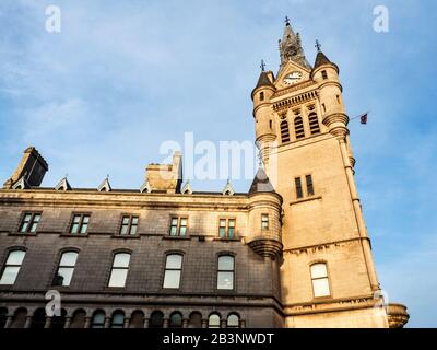 Der Turm des Town House an der Ecke Broad Street und Union Street Aberdeen Scotland Stockfoto