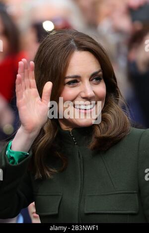 Die Duchess of Cambridge trifft nach einem Besuch in einem traditionellen irischen Pub im Stadtzentrum von Galway am dritten Tag ihres Besuchs in der Republik Irland auf lokale Galwegianer. PA Foto. Bilddatum: Donnerstag, 5. März 2020. Siehe PA Story ROYAL Cambridge. Der Fotowredit sollte lauten: Aaron Chown/PA Wire Stockfoto