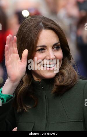 Die Duchess of Cambridge trifft nach einem Besuch in einem traditionellen irischen Pub im Stadtzentrum von Galway am dritten Tag ihres Besuchs in der Republik Irland auf lokale Galwegianer. PA Foto. Bilddatum: Donnerstag, 5. März 2020. Siehe PA Story ROYAL Cambridge. Der Fotowredit sollte lauten: Aaron Chown/PA Wire Stockfoto