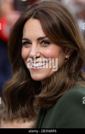 Die Duchess of Cambridge trifft nach einem Besuch in einem traditionellen irischen Pub im Stadtzentrum von Galway am dritten Tag ihres Besuchs in der Republik Irland auf lokale Galwegianer. PA Foto. Bilddatum: Donnerstag, 5. März 2020. Siehe PA Story ROYAL Cambridge. Der Fotowredit sollte lauten: Aaron Chown/PA Wire Stockfoto