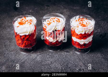 Dessert mit Sahne im Glas. Anti-Diät. Stockfoto