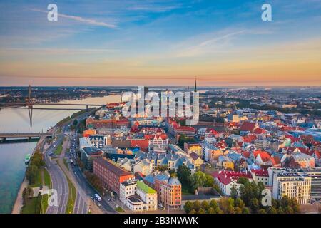 Skyline der Altstadt von Riga, Sonnenaufgang. Riga ist die Hauptstadt und die größte Stadt Lettlands Stockfoto