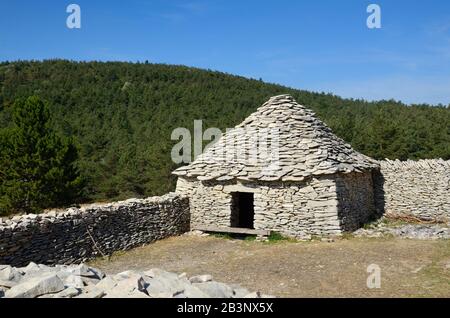 Trockensteinhütte oder Borie- und Trockenmauerwerk Schafgehäuse, Schafstift oder Sheepfold auf dem Lure Mountain Provence Frankreich Stockfoto