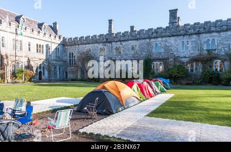 Cork City, Cork, Irland. März 2020. Studenten des University College Cork haben auf dem College Quad Zelte errichtet, aus Protest gegen die Entscheidung Der Universitäten, die Mieten in den letzten Jahren zum dritten Mal zu erhöhen. Die Studenten fordern, dass die jüngste Mieterhöhung von 3% rückgängig gemacht wird und dass ein Mietstopp für alle UCC-eigenen Unterkünfte für einen Zeitraum von 3 Jahren durchgeführt wird. - Credit; David Creedon / Alamy Live News Stockfoto