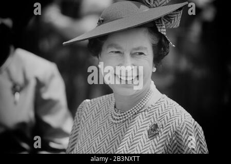 Ein lächelndes HM Queen Elizabeth II trägt einen Hut von Milliner Philip Somerville. Königlicher Besuch auf Barbados 8.-11. März 1989 Stockfoto