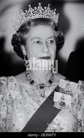 Königin Elizabeth II tragen volle Abendkleid, Tiara und Juwelen an einem Anlass in Barbados. 1989 Stockfoto