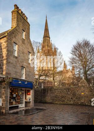 MacBeans Händler für Tee und Kaffee und die Kirk von St Nicholas von Der Little Belmont Street in Aberdeen Scotland Stockfoto