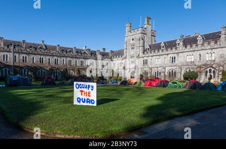 Cork City, Cork, Irland. März 2020. Studenten des University College Cork haben auf dem College Quad Zelte errichtet, aus Protest gegen die Entscheidung Der Universitäten, die Mieten in den letzten Jahren zum dritten Mal zu erhöhen. Die Studenten fordern, dass die jüngste Mieterhöhung von 3% rückgängig gemacht wird und dass ein Mietstopp für alle UCC-eigenen Unterkünfte für einen Zeitraum von 3 Jahren durchgeführt wird. - Credit; David Creedon / Alamy Live News Stockfoto