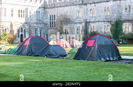 Cork City, Cork, Irland. März 2020. Studenten des University College Cork haben auf dem College Quad Zelte errichtet, aus Protest gegen die Entscheidung Der Universitäten, die Mieten in den letzten Jahren zum dritten Mal zu erhöhen. Die Studenten fordern, dass die jüngste Mieterhöhung von 3% rückgängig gemacht wird und dass ein Mietstopp für alle UCC-eigenen Unterkünfte für einen Zeitraum von 3 Jahren durchgeführt wird. - Credit; David Creedon / Alamy Live News Stockfoto