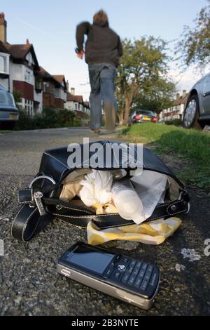 Überrumpeln oder versuchten Diebstahl von Mobiltelefonen in Großbritannien. Vom Modell gestellt Stockfoto