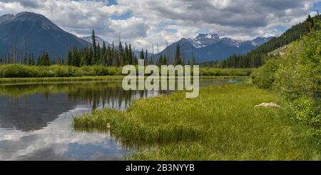 Panorama-Boote auf einem See, Vermilion Lakes, Banff National Park, Alberta, Kanada Stockfoto