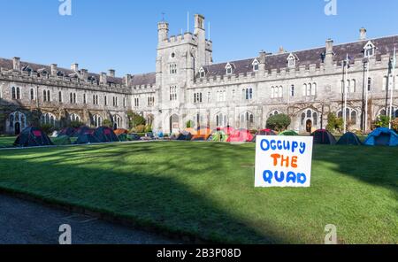 Cork City, Cork, Irland. März 2020. Studenten des University College Cork haben auf dem College Quad Zelte errichtet, aus Protest gegen die Entscheidung Der Universitäten, die Mieten in den letzten Jahren zum dritten Mal zu erhöhen. Die Studenten fordern, dass die jüngste Mieterhöhung von 3% rückgängig gemacht wird und dass ein Mietstopp für alle UCC-eigenen Unterkünfte für einen Zeitraum von 3 Jahren durchgeführt wird. - Credit; David Creedon / Alamy Live News Stockfoto