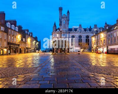 Castle Street mit dem Mercat Cross und Der Zitadelle Der Heilsarmee hinter Aberdeen Scotland Stockfoto