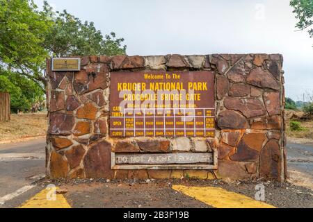 Kruger National Park, Südafrika - 17. Mai 2019: Krokodilbrückentor mit Öffnungszeiten zum Kruger National Park, Südafrika Stockfoto