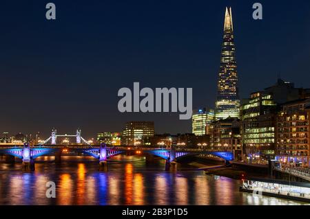 Die Shard and Southwark Bridge, London UK, nachts beleuchtet, mit Tower Bridge im Hintergrund Stockfoto