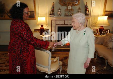 Königin Elizabeth II (rechts) grüßt Lorna Goodison, die Empfängerin der Queen's Gold Medal for Poetry, während eines Publikums im Buckingham Palace, London. Stockfoto