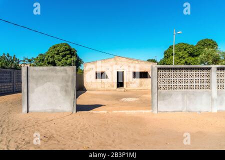 Regelmäßiges, eingezäuntes, einfaches afrikanisches Haus in den Vororten von Maputo, Zimpito, Mosambik Stockfoto