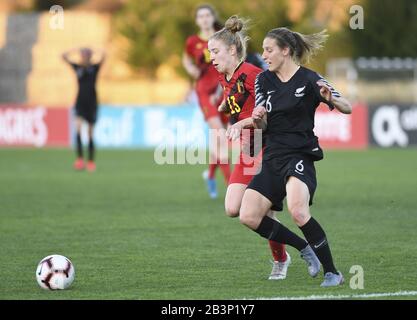 Parchal, Portugal. März 2020. Die Belgierin Elena Dhont (13), dargestellt mit der neuseeländischen Verteidigerin Rebekah Stott (6) während des Fußballspiels der Frauen zwischen den neuseeländischen Nationalmannschaften, bekannt als die Football Ferns und Belgien am ersten Spieltag des Algarve Cup 2020 die Red Flames genannt, Ein prestigeträchtiges Frauenfußball-Turnier in Portugal David Catry/SPP Credit: SPP Sport Press Photo. /Alamy Live News Stockfoto