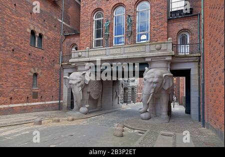 Elefantporten, das Elephantentor, der historische Eingang von der Seite Valby zum alten Carlsberg-Brauereigebiet in Kopenhagen, Dänemark. Stockfoto