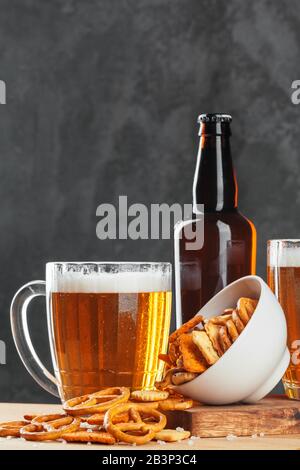 Bierglas mit Bretzel und getrockneten Würstchen Snacks liegen ganz in der Nähe Stockfoto