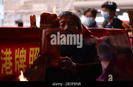 Hongkong, CHINA. März 2020. Eine alte Dame, ein spiritueller Kanalisierer führt am Tag des BÖLLERTREFFENS am Straßenrand ein traditionelles Folk-Exorkismus-Ritual durch ( da Siu Yan ). Petty Men treffen, ist ein traditioneller chinesischer Aberglaube und Volksexorzismus, der jedes Jahr im Frühling Aufgeführt wird, um die "Übel", "Mühen" und "Pech" für die Menschen zu vertreiben, die von Protector Gods gesegnet und geschützt werden möchten.Mar-5, 2020 Hong Kong.ZUMA/Liau Chung-ren Credit: Liau Chung-ren/ZUMA Wire/Alamy News Stockfoto