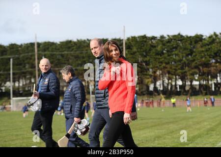 Der Herzog und die Herzogin von Cambridge bei einem Besuch im Salthill Knocknacarra GAA Club in Galway, um am dritten Tag ihres Besuches in der Republik Irland mehr über den traditionellen Sport zu erfahren. Stockfoto