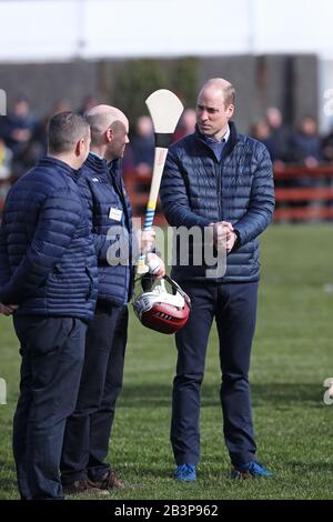 Der Herzog von Cambridge im Salthill Knocknacarra GAA Club in Galway, wo er mit der Duchess of Cambridge besucht, um am dritten Tag ihres Besuches in der Republik Irland mehr über den traditionellen Sport zu erfahren. Stockfoto