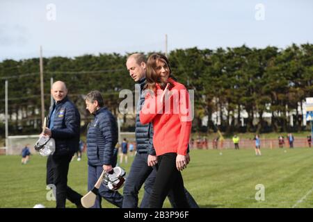 Der Herzog und die Herzogin von Cambridge bei einem Besuch im Salthill Knocknacarra GAA Club in Galway, um am dritten Tag ihres Besuches in der Republik Irland mehr über den traditionellen Sport zu erfahren. Stockfoto