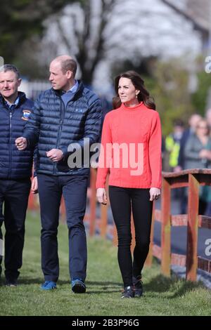 Der Herzog und die Herzogin von Cambridge bei einem Besuch im Salthill Knocknacarra GAA Club in Galway, um am dritten Tag ihres Besuches in der Republik Irland mehr über den traditionellen Sport zu erfahren. Stockfoto