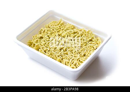Sofortige Nudeln in Kunststoffbehälter, isoliert auf weißem Hintergrund Stockfoto