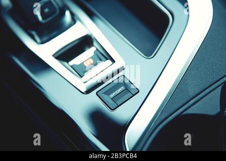 Sportmodus-Taste im modernen Auto. Stockfoto