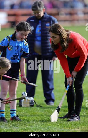 Die Duchess of Cambridge versucht ihre Hand bei Hurling im Rahmen ihres Besuches im Salthill Knocknacarra GAA Club in Galway am dritten Tag ihres Besuches in der Republik Irland. Stockfoto