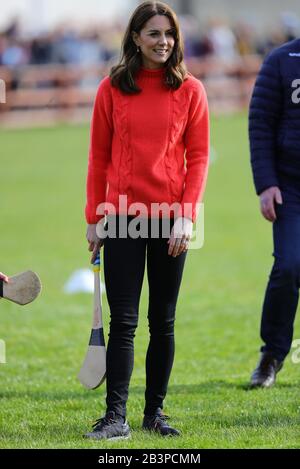 Die Duchess of Cambridge versucht ihre Hand bei Hurling im Rahmen ihres Besuches im Salthill Knocknacarra GAA Club in Galway am dritten Tag ihres Besuches in der Republik Irland. Stockfoto